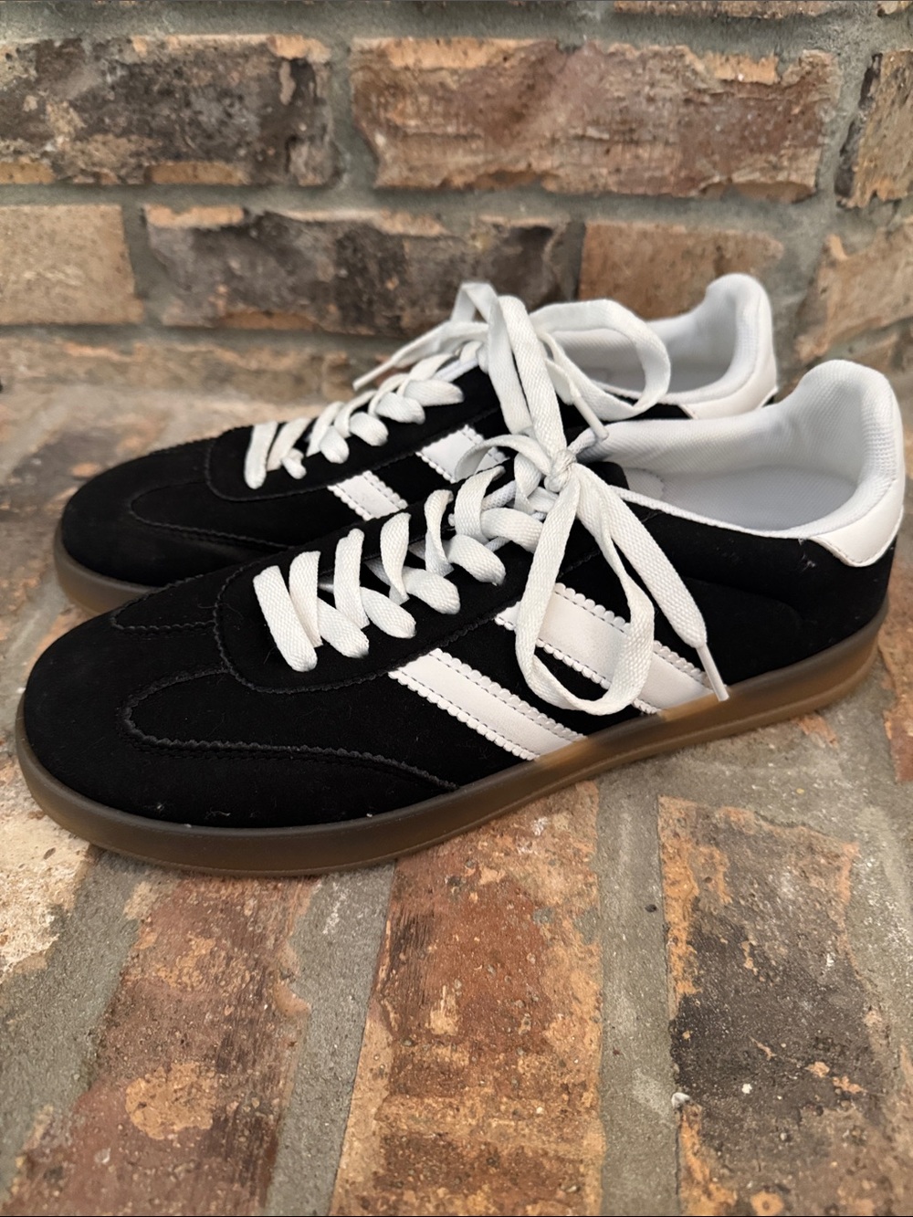 La Sheelah Women's Black Suede Retro Lace-Up Sneakers with White Stripes Size10